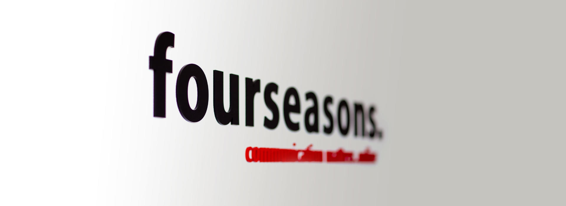 Das Logo von fourseasons an der Wand.