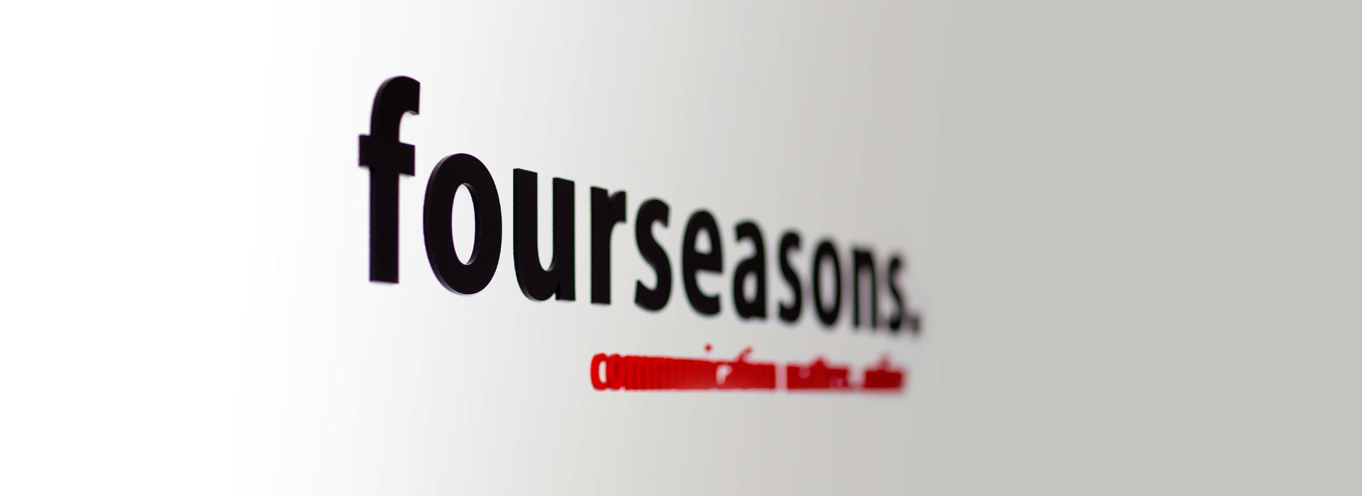 SCIPO ist eine Entwicklung des Teams von fourseasons Das Logo von fourseasons an der Wand.